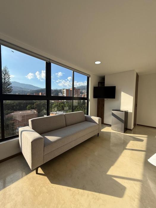 Laureles Suite 702 Faro 78 Queen bed con Aire