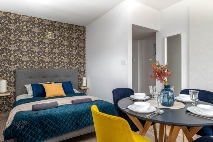 Al Solidarności apt 42 SuperApart - Studio with Balcony