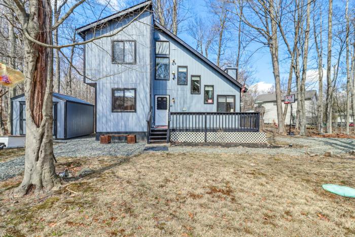 3 Mi to Tobyhanna State Park Home with Serene Deck!