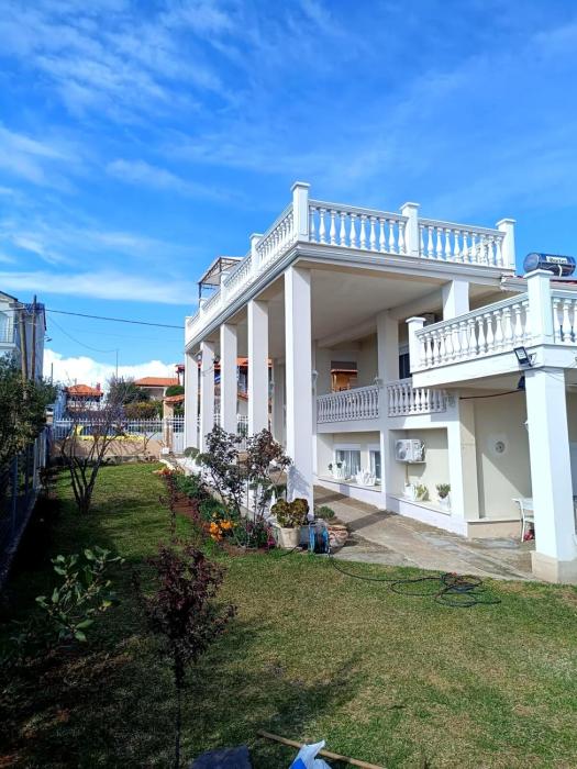 Goldies Beach House 1