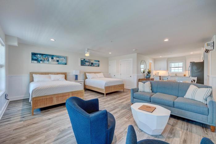 2003 Queen Suite, 2nd Floor Cove