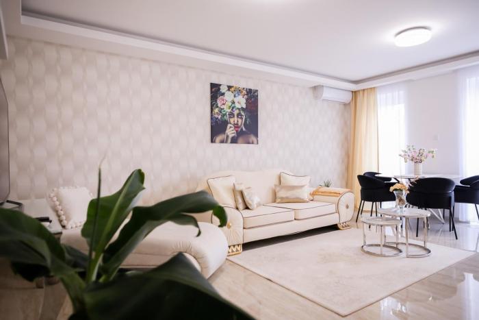 White Home Luxury-free private garage