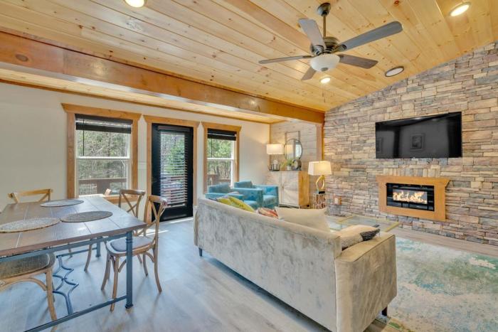 Modern and Cozy 5BR Family Cabin with Private Pool, Hot Tub, Pool Table, Fire Pit & Cozy Mountain Vibes