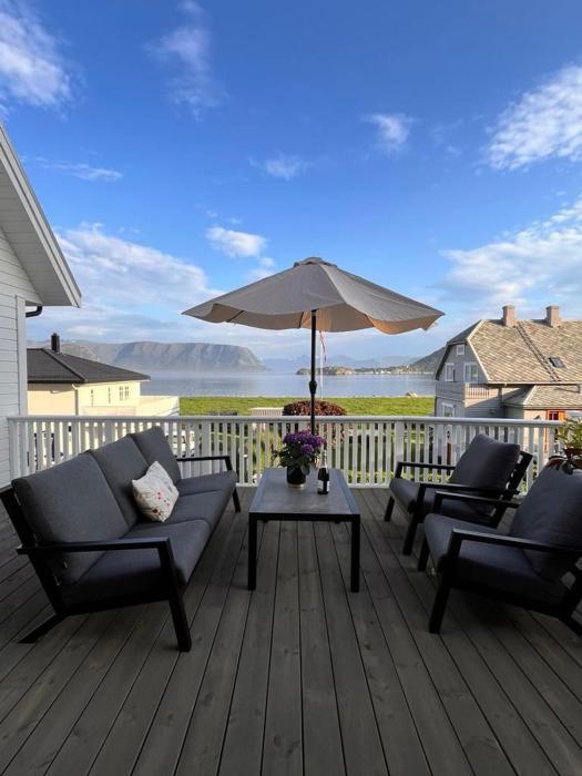 Cozy house with sea view