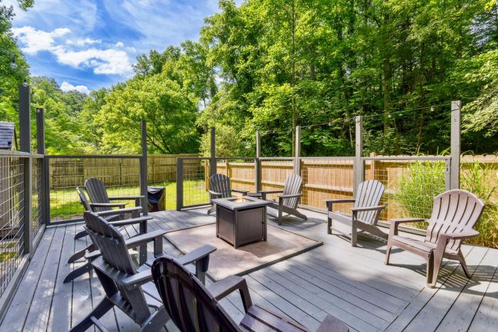 3mil to Dwnt Gtbg 3Beds 2 Bath HotTub Fireplace Arcade Fire Pit