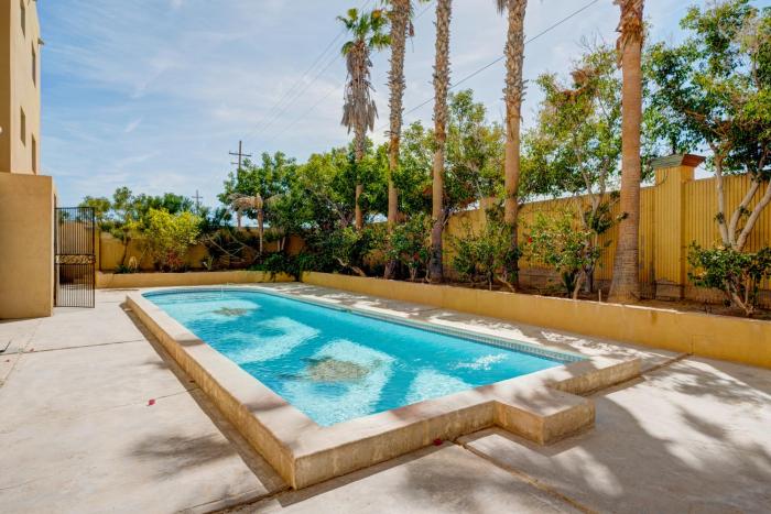 BEACH CONDO 3-Sleeps 8- Pool- WiFi- AC- Security