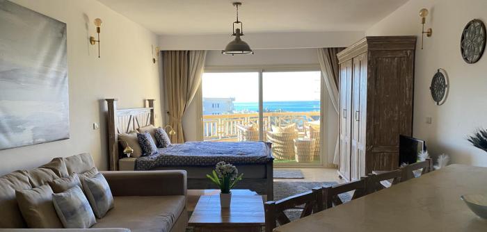 vintage sea view apartment