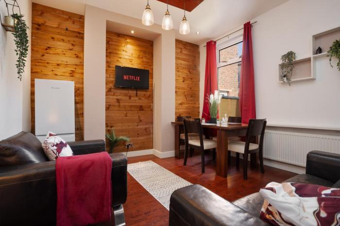 Charming 5-Bedroom Terraced House in Old Swan