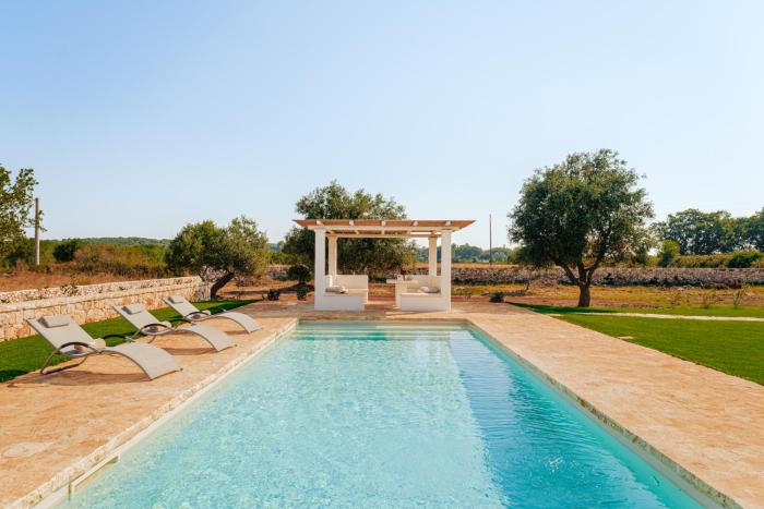 HelloAPULIA Trulli Pumo Bianco - Private Pool, Stone Patio & English Lawn near Ostuni
