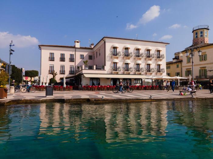 La Vista Postcard Hotel