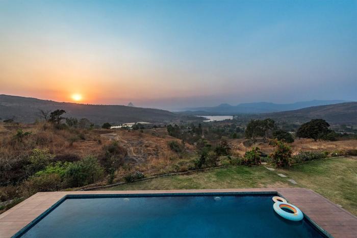 CosmicStays The Sundown Private Pool Villa near Pawna Lake