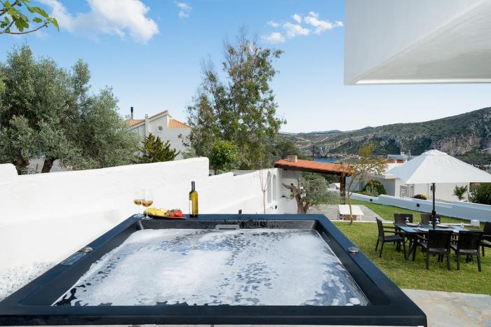 Elegant Coastal Retreat, Jacuzzi and Sea Views By KB Hospitality