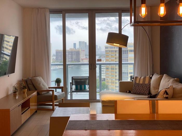 Miami Apt with Amazing Views & Kitchen