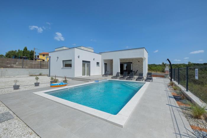 Brand new Villa Leny with heated pool