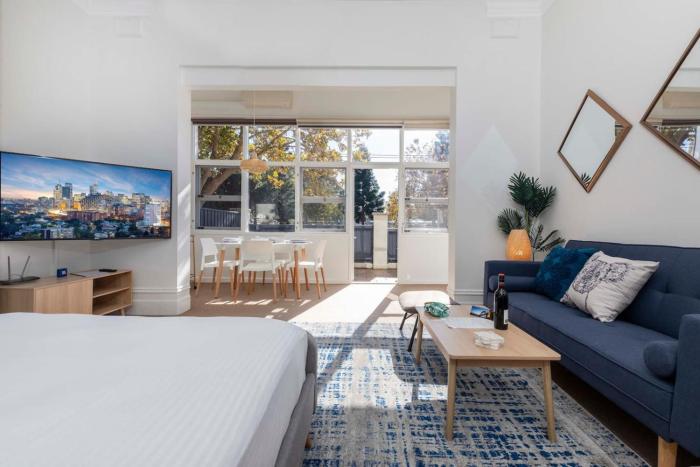 Stunning Huge Studio, Sunny terrace with Parking