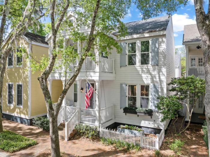 Haile Village Hideaway 3 Beds with Crib and Hot Tub Near UF