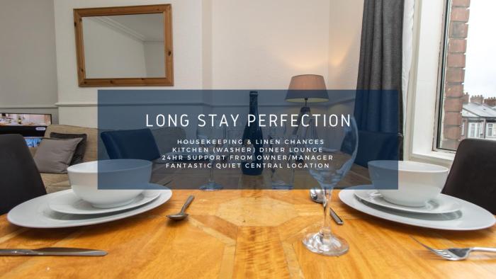 Free Parking, 4 King Bedroom Townhouse, Fast WIFI, Fully Equipped Kitchen, 15 min drive to Nissan, 20 min to Newcastle Sunderland, Ideal for Long Term Contractor etc Stays, Regular Housekeeping Option - Dwellcome Home Ltd - See Our Site for Assurance