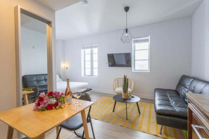 Beautiful Studio with Rooftop pool B309