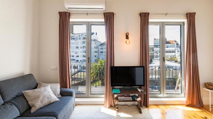 Stylish Duplex with Balcony in Porto by LovelyStay