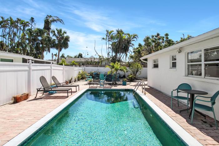 Beautiful pool home in the historic village of Longboat Key - Close to beach