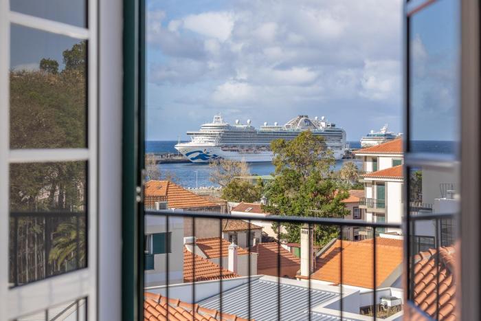 Funchal pad with Harbor Views & cool Aircon Bliss