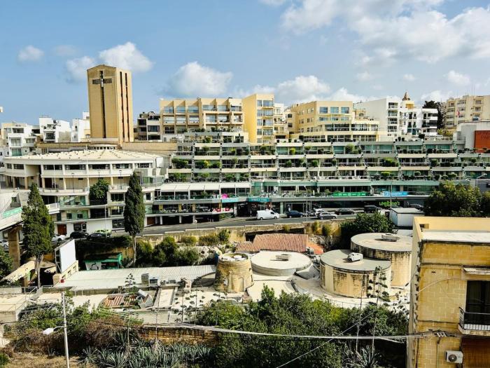 Huge and Stylish, St Julians Central 2BR with 2 BATHS