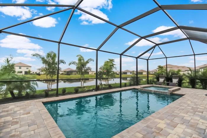 Magnificent 4BR waterfront pool home in Lorraine Lakes- Waterfront Dreamin
