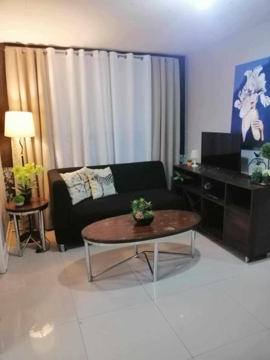 Royale 2BR Condo unit with free WiFi