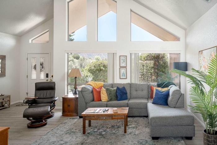 Red Rock Vista Home - Luxe Comfort & Breathtaking Views