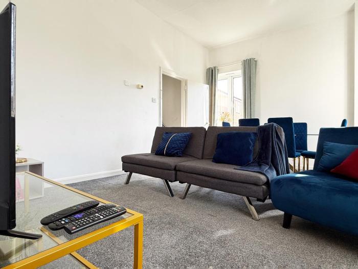 Fiona Place in Winchester city center- 3 Double Beds, 2 Single Beds, 2 Sofa Beds - FREE parking available upon request