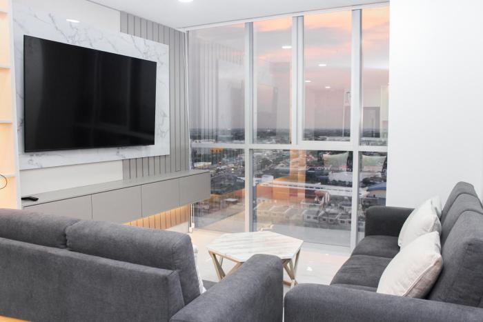 Depa de 3 habitaciones, piso alto, vista a la ciudad, piscina y gym