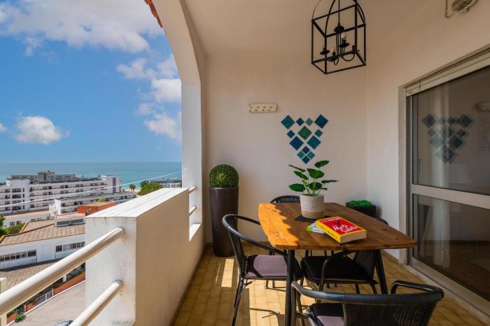Sea View Central Town 2 Bedroom Apartment 5 min from the Beach