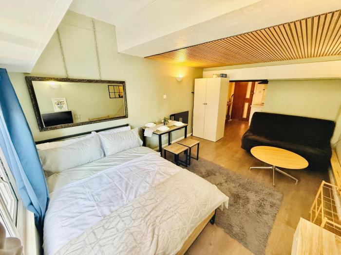 Stylish & Central Your East London Hideaway