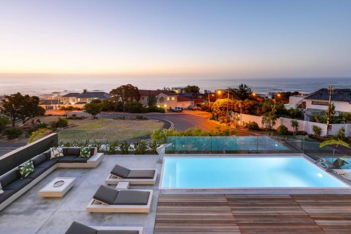 Jo Leo - Camps Bay Lux Villa with views & pool