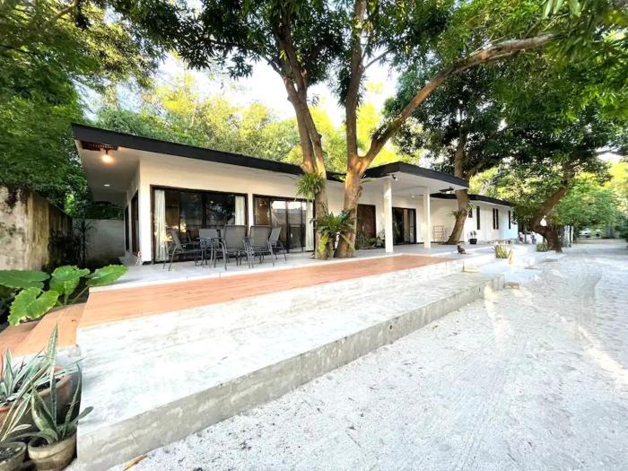 Secluded 4BD Beach Villa, Fast Wifi, Pet Friendly