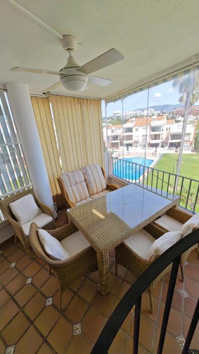 Apartamento en primera línea de playa con solarium, gran terraza acristalada y 2 piscinas