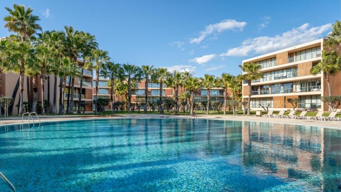 Seaside 3BDR Flat in Salgados with Pool by LovelyStay