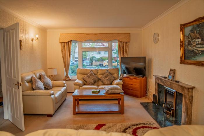 Farnborough Stay - 5 Bedroom