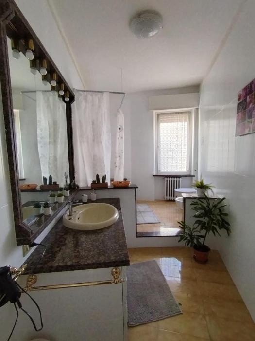 Vicino alla stazione, un parcheggio e wifi