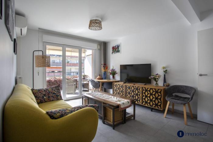 Air-conditioned apartment near Libération district