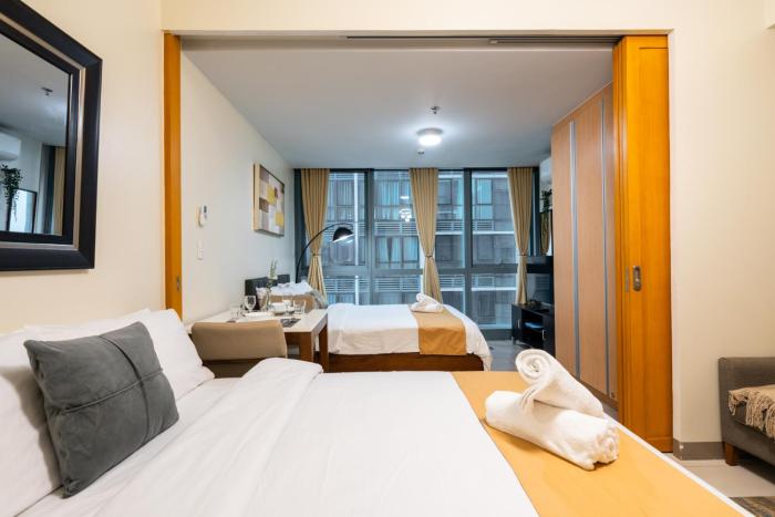 One Uptown Residence 1Br 2Bed Affordable for 4,Uptown Mall Linked