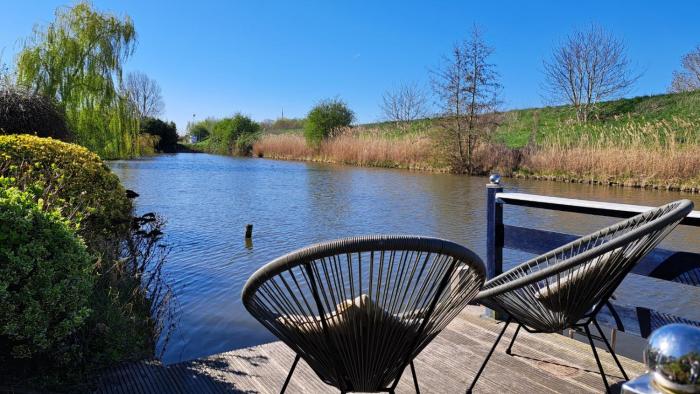 Waterlodge met waterfiets op monumentaal fort