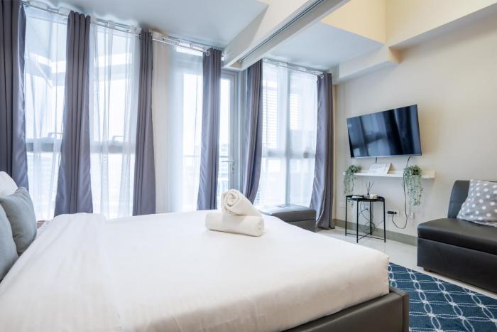 Uptown Parksuites BGC 1BR, Hi Flr Great view fr Balcony with Washer