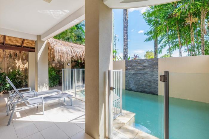 Port Douglas Sea Breeze Villa 2 with private Pool next to the Beach