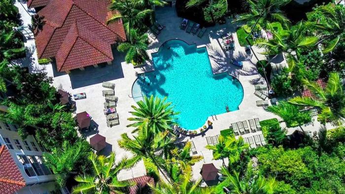 Yacht Club Aventura 2 BR 2 Bath with Free Parking