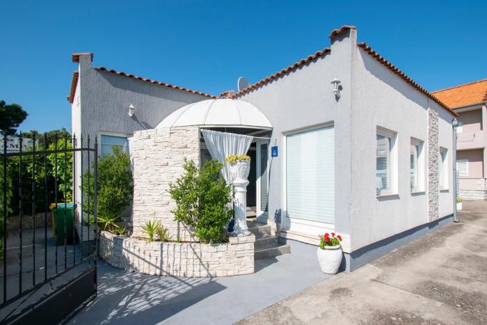 Family friendly house with a swimming pool Brodarica, Sibenik - 24117