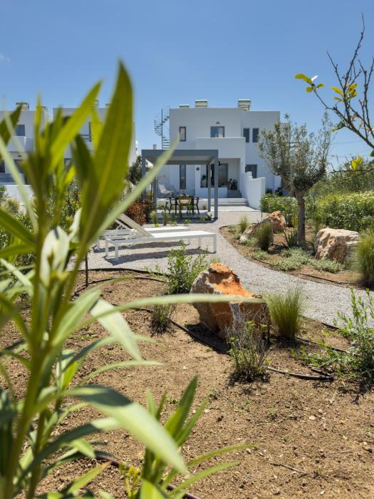 The Nine Graces- Chloe, Charming Naxos Home with Pool & Garden