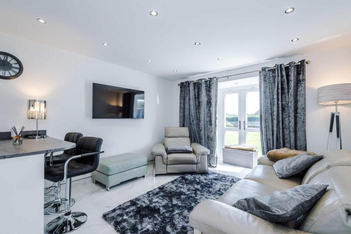 Modern 1BR Apartment in Whitefield, Manchester with Private Parking