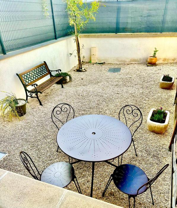 Appartement cosy avec cour privée & terrasse Calme idéal couples familles