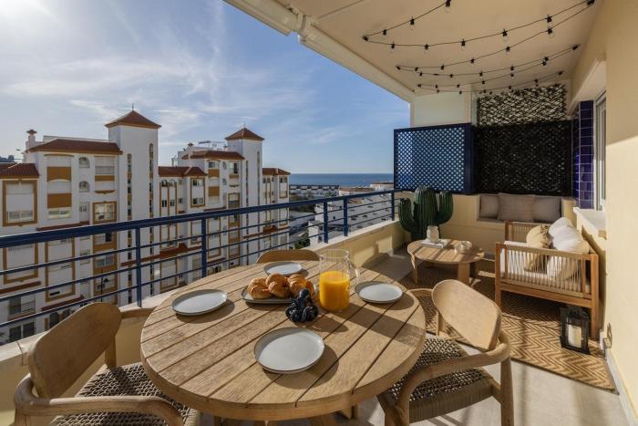 AR20 Stunning two-bed with sea views